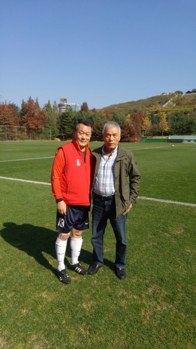 황덕진 씨(왼쪽)가 대한민국 명품 시니어 축구단 로얄 FC 회원인 이회택 전 한국축구대표팀 감독과 포즈를 취했다. 황덕진 씨 제공.