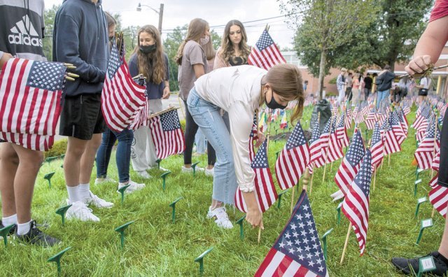 9·11테러 희생자 수만큼… 2977개 추모 국기 9·11테러 20주기를 이틀 앞둔 9일(현지 시간) 
미국 뉴저지주 시더그로브의 시더그로브고교 학생들이 학교 앞 잔디밭에 테러 희생자를 추모하는 깃발을 꽂고 있다. 이 학교는  
2015년부터 희생자 2977명과 동일한 수의 깃발을 꽂는 ‘시더그로브 웨이브’ 프로젝트를 벌여 왔다. 올해 깃발은 11일부터 
23일까지 전시된다. 시더그로브=AP 뉴시스
