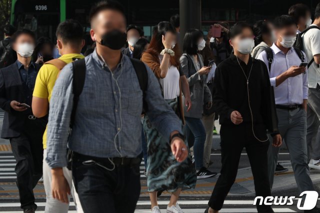 전국이 맑고 일교차가 큰 초가을 날씨를 보이고 있는 9일 서울 광화문 네거리에서 출근길 시민들이 발걸음을 재촉하고 있다. 2021.9.9/뉴스1 © News1