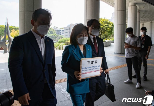 전주혜 국민의힘 원내대변인과 김형동 의원, 권오현 법률자문 위원이 11일 오전 서울 서초구 대검찰청에서 고위공직자범죄수사처(공수처)가 적법 절차를 거치지 않고 김웅 국민의힘 의원실을 압수수색한 것에 대한 고발장을 접수하기 위해 들어서고 있다. 2021.9.11/뉴스1 © News1