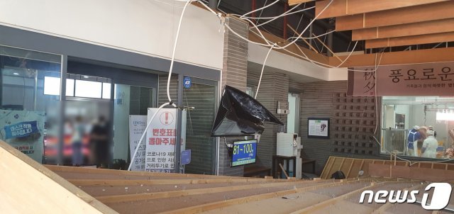 11일 오전 10시53분쯤 경북 경산시 대평동에 있는 정육 소매점에서 천정 구조물이 떨어져 손님 6명이 다쳤다.(경산소방서제공)2021.9.11