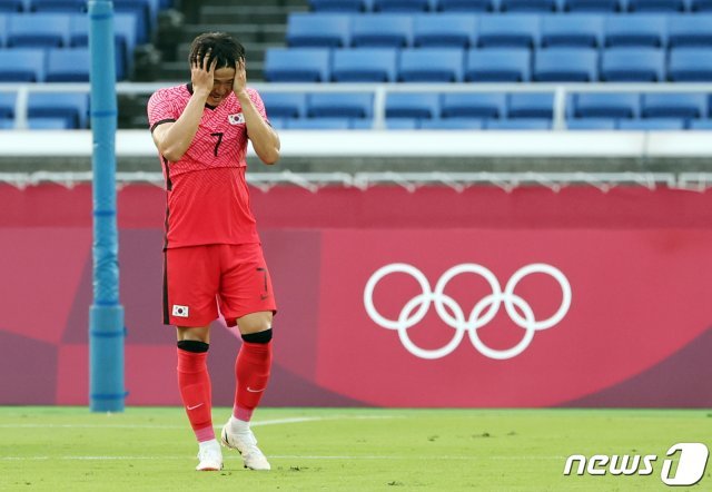 대한민국 권창훈이 28일 오후 일본 요코하마 국제경기장에서 열린 ‘2020 도쿄올림픽’ 조별리그 B조 3차전 대한민국과 온두라스의 축구 경기에서 프리킥에 실패한 후 아쉬워하고 있다. 2021.7.28/뉴스1 © News1