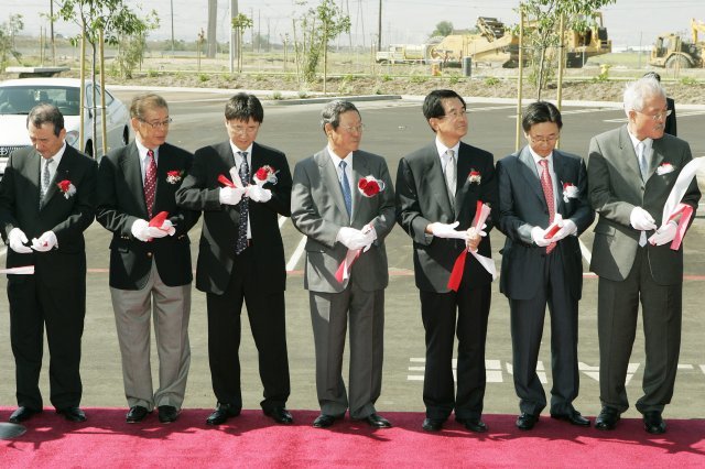2005년 미국 로스앤젤레스공장 준공식에 참석해 테이프 커팅을 하는 신춘호 회장(중앙)과 신동원 부회장(왼쪽에서 세번째)의 모습. 사진 농심
