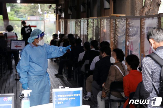 11일 오전 서울 송파구보건소에 마련된 선별진료소에서 시민들이 신종 코로나바이러스 감염증(코로나19) 검사를 받기 위해 대기하고 있다. 2021.9.11/뉴스1 © News1