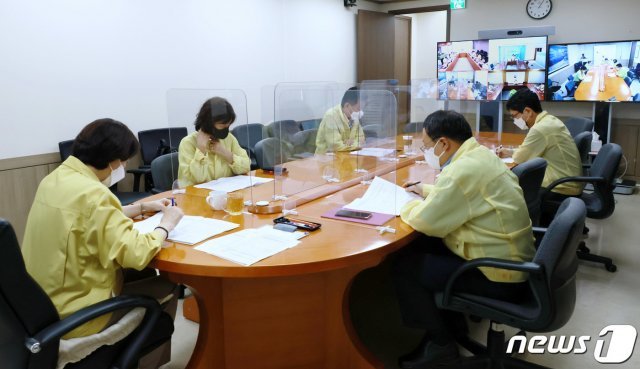 유은혜 사회부총리 겸 교육부 장관이 12일 오후 서울 종로구 정부서울청사에서 질병관리청과의 영상회의를 갖고 하반기의 안전한 등교수업을 위한 학교의 역학조사 체계보완 및 소아청소년 백신접종 안정성 등 백신접종방안 등을 논의하고 있다. (교육부 제공) 2021.9.12/뉴스1 (서울=뉴스1)