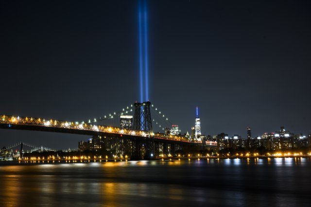 9.11 테러 20주기인 11일 미국 뉴욕 국립 9.11메모리얼&뮤지엄에서 희생자들을 추모하는 두 갈래 빛이 하늘을 비추고 있다. 뉴욕=AP 뉴시스