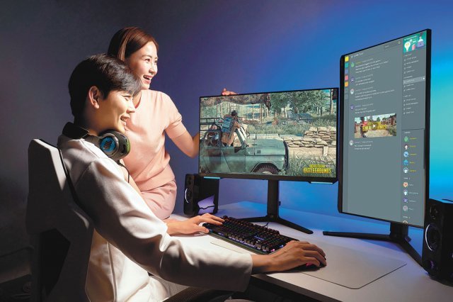 삼성전자 모델이 서울 시내 한 스튜디오에서 삼성전자의 신제품 게이밍 모니터 오디세이 G70A와 G50A로 게임을 시연하고 있다. 삼성전자 제공