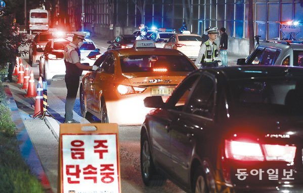 2019년 6월 경찰이 서울 마포구 강변북로 진입로에서 음주단속을 하고있다. 경찰은 내년부터 상습 음주운전자의 차량에 음주운전 방지장치를 시범 장착하는 방안을 검토하고 있다. 동아일보DB