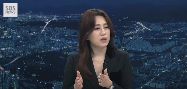 ‘고발 사주’ 의혹을 제보한 조성은씨가 SBS 8시 뉴스에 출연해 인터뷰하는 모습. (SBS 유튜브 갈무리) 뉴스1