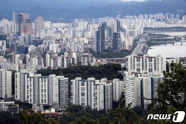 서울 남산에서 도심의 아파트 및 주택 단지가 보이고 있다. 2021.9.1/뉴스1 © News1