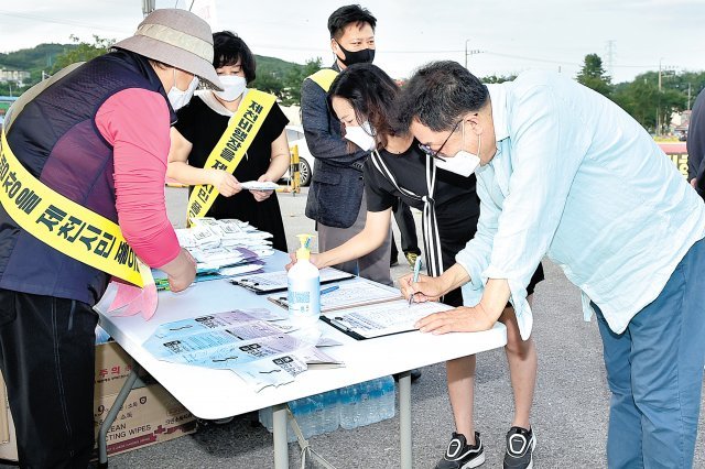 충북 제천에서 시민들이 제천비행장 폐쇄를 촉구하는 서명운동에 참여하고 있다. 제천시 제공