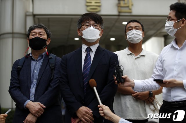 일본 강제징용 피해자 유가족들 측 전범진 변호사가 8일 오전 서울 서초구 서울중앙지방법원에서 열린 정모 씨 등 강제징용 피해자 유가족들이 ‘일본제철 주식회사’를 상대로 낸 손해배상청구소송 1심을 마치고 입장을 밝히고 있다. 2021.9.8/뉴스1 © News1