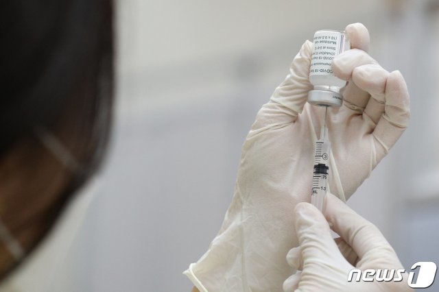 의료진이 신종 코로나바이러스 감염증(코로나19) 백신을 주사기에 담는 모습. 2021.8.5/뉴스1 © News1