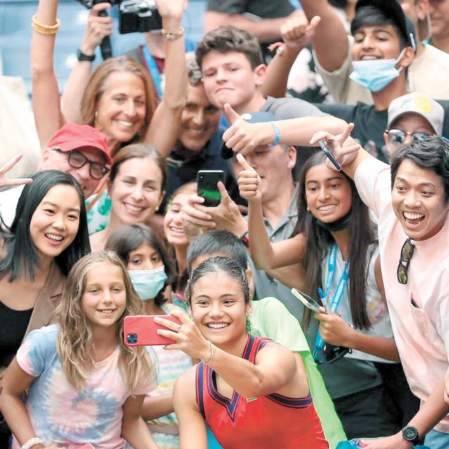 US오픈 테니스 여자 단식 우승을 차지한 에마 라두카누(영국)가 대회 도중 팬들과 함께 찍은 기념사진을 자신의 
소셜네트워크서비스(SNS)에 올린 뒤 “날 응원해 준 모든 분들에게 고맙다”고 적었다. 사진 출처 에마 라두카누 트위터