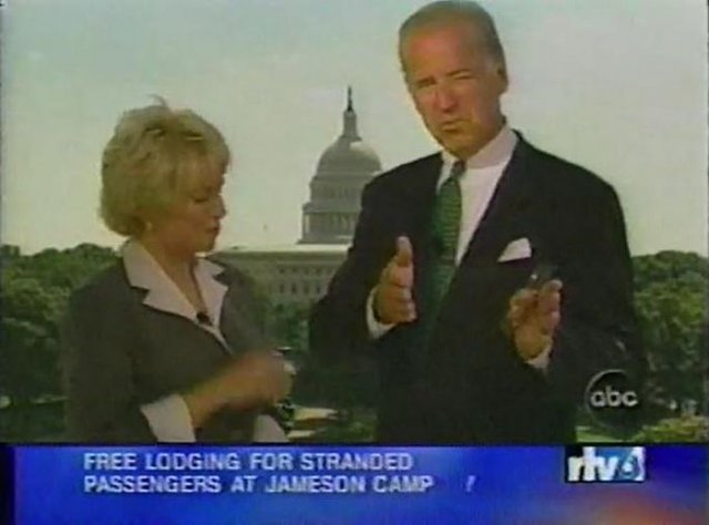 9·11테러 당시 ABC방송의 린다 더글러스 기자(왼쪽)와 인터뷰하는 바이든 의원(오른쪽). ABC방송 화면 캡처