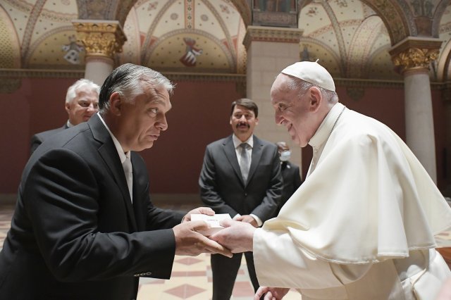 프란치스코 교황(오른쪽)이 12일 헝가리 수도 부다페스트의 한 미술관에서 오르반 빅토르 총리와 만나 손을 맞잡으며 인사하고 있다. 교황청 제공