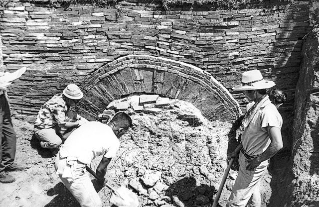 1971년 7월 8일 오후 발굴단이 무덤 앞 막음벽돌을 들어내는 모습.