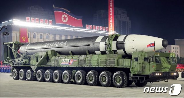 지난해 10월 열병식서 공개된 신형 대륙간탄도미사일(ICBM)