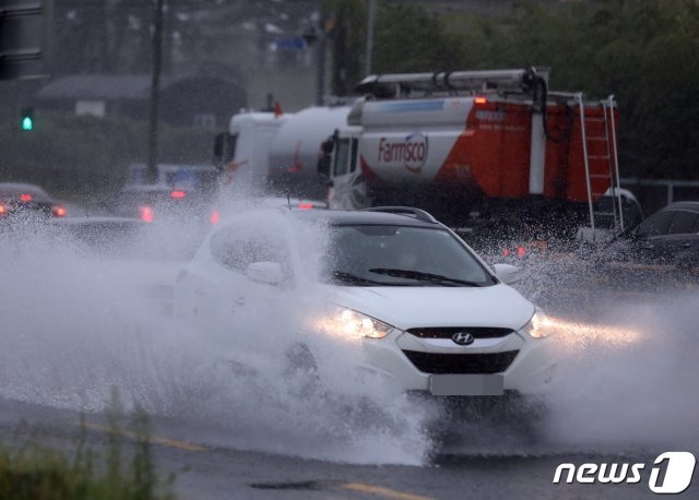 제14호 태풍 ‘찬투(CHANTHU)’가 북상 중인 14일 제주 한 도로에서 차량들이 물보라를 일으키며 달리고 있다. 2021.9.14/뉴스1 © News1