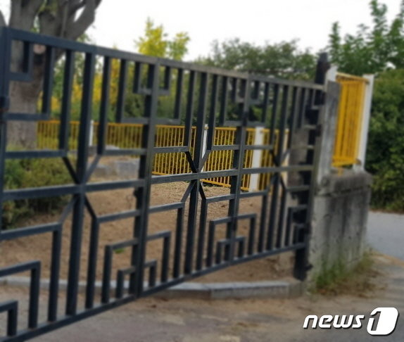 지난 13일 잠금장치가 되지 않은 아산A초등학교 후문을 통해 흉기에 찔린 남성이 교내로 난입했다.© 뉴스1
