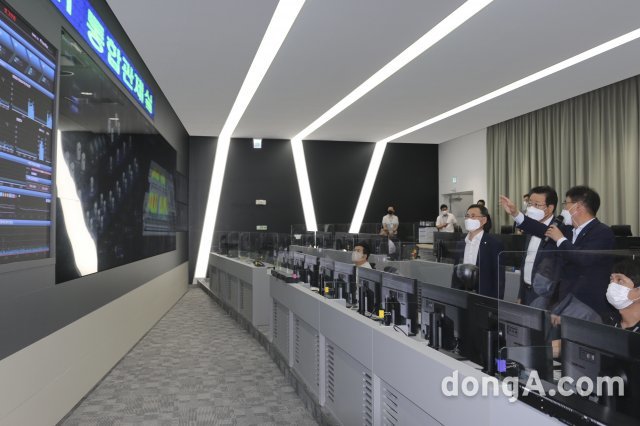 이재식 농협 상호금융대표이사는 추석 연휴를 앞둔 14일 경기도 의왕시 소재의 NH통합IT센터를 방문해 비상대응체계를 점검하고 직원들을 
격려했다. 농협 제공