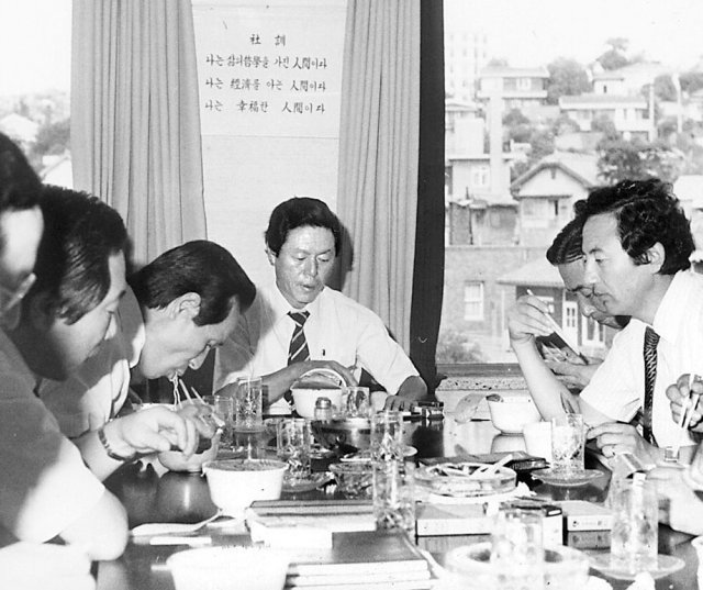 1982년 농심 사발면을 선보인 날 신춘호 사장(가운데)이 임원들과 함께 시식회를 갖고 있다.  농심 제공