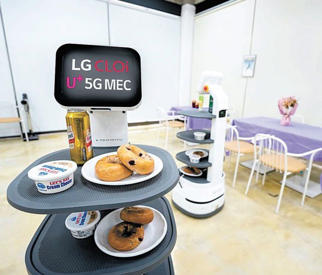 LG전자 배송 로봇들이 자율주행 엔진을 통해 음료 등을 서빙하는 모습. LG유플러스 제공