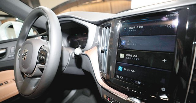 볼보자동차코리아가 중형 스포츠유티리티차량(SUV) XC60 신형 모델을 14일 공개했다. T맵, 플로 등 SK텔레콤의 인기 서비스를 차에서 쓸 수 있도록 했다. 뉴스1