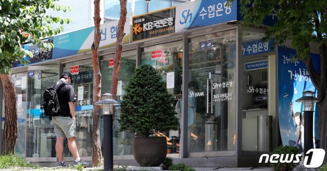 서울 시내의 현금자동입출금기(ATM) 모습. © News1