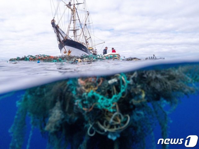 미국 환경단체인 ‘오션 보이저스 인스티튜트’(Ocean Voyages Institute)가 지난 8월 하와이 인근 북태평양에서 촬영한 폐그물 등 해양 쓰레기.(출처 Ocean Voyages Institute)© 뉴스1