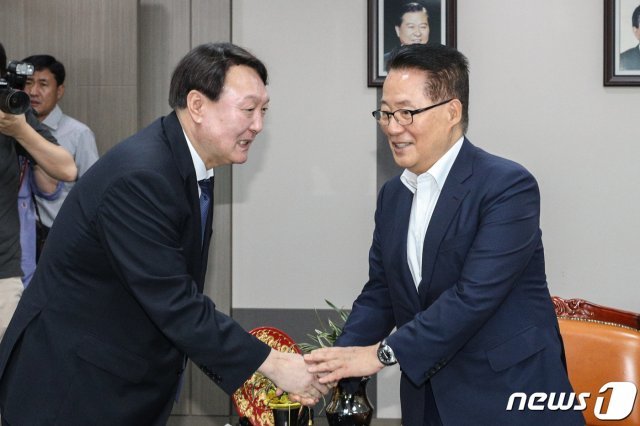 2019년 8월 7일 당시 윤석열 신임 검찰총장이 박지원 민주평화당 의원을 예방하고 있다. © News1