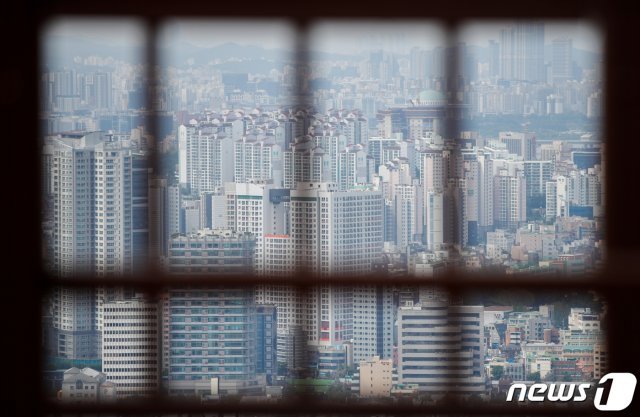 13일 서울 중구 남산에서 바라본 도심 아파트단지의 모습. 2021.9.13/뉴스1 © News1