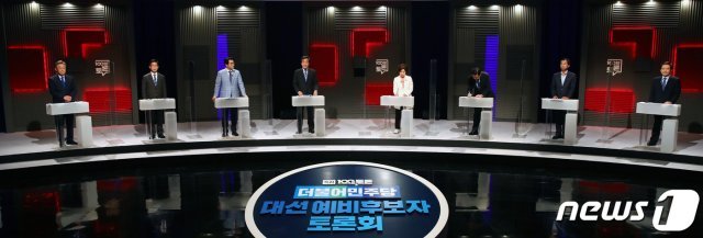 더불어민주당 대선 예비후보들이 지난 7월6일 서울 마포구 상암 MBC 방송센터에서 합동 토론회를 준비하고 있다. 왼쪽부터 이재명, 양승조, 박용진, 이낙연, 추미애, 김두관, 최문순 정세균 후보. 2021.7.6/뉴스1 © News1