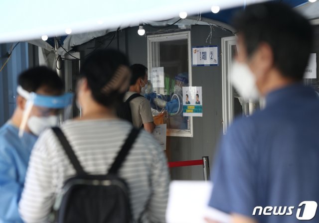 서울역 선별진료소에서 시민들이 신종 코로나바이러스 감염증(코로나19) 검사를 받고 있다. 2021.9.15/뉴스1 © News1
