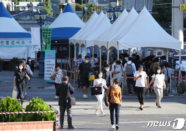 15일 오전 서울역 선별진료소에서 시민들이 신종 코로나바이러스 감염증(코로나19) 검체 검사를 받고 있다. 2021.9.15/뉴스1 © News1