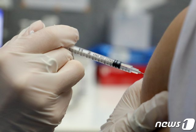 15일 서울 은평구 코로나19 예방접종센터에서 시민들이 백신접종을 받고 있다. 2021.9.15/뉴스1 © News1