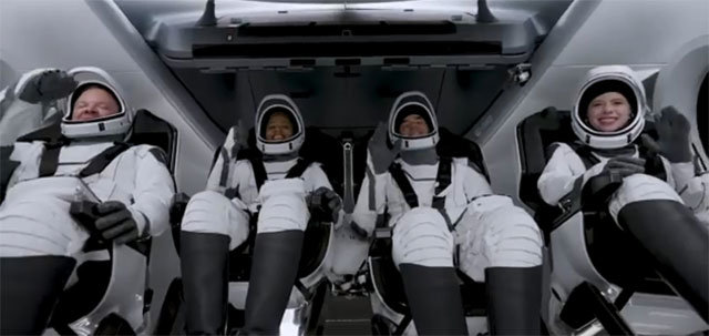 전문 우주비행사가 아닌 민간인 4인으로 이뤄진 미국 우주비행팀 ‘인스피레이션4’의 크리스 셈브로스키, 시안 프록터, 재러드 아이작먼, 헤일리 아르세노(왼쪽부터)가 15일(현지 시간) 미 우주기업 ‘스페이스X’의 우주선 ‘크루드래건’ 안에서 발사를 기다리고 있다. 스페이스X는 이날 사상 최초로 전문 조종사 없는 우주선 발사에 성공했다. 인스타그램 화면 캡처