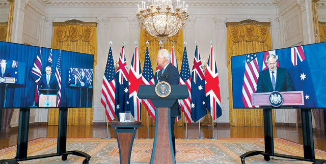 바이든, 영국-호주 총리와 ‘오커스 창설’ 화상회의 조 바이든 미국 대통령(가운데)이 15일(현지 
시간) 워싱턴 백악관 이스트룸에서 보리스 존슨 영국 총리(오른쪽), 스콧 모리슨 호주 총리(왼쪽)와 화상으로 연결한 기자회견을 
갖고 외교안보 3자 협의체 ‘오커스(AUKUS)’ 출범을 발표했다. 미국과 영국은 호주의 핵추진잠수함 개발을 공동 지원하기로 
했다. 미국이 핵추진잠수함 기술을 다른 나라에 이전하는 것은 1958년 영국 이후 63년 만이다. 워싱턴=AP 뉴시스
