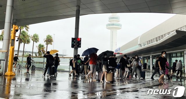 제14호 태풍 ‘찬투(CHANTHU)’가 접근 중인 16일 오후 제주국제공항에는 제주를 떠나려는 관광객들의 발길이 이어지고 있다.2021.9.16/뉴스1 © News1