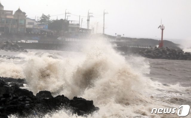 17일 오전 제14호 태풍 ‘찬투’의 영향으로 제주 용담 해안도로에 거대한 파도가 치고 있다. 뉴스1