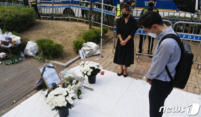 17일 오전 서울 여의도 국회 앞에 마련된 숨진 자영업자들의 합동분향소에서 한 시민이 참배하고 있다. 2021.9.17/뉴스1 © News1