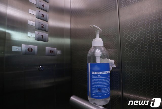 (사진은 기사 내용과 무관함) / 한 아파트 엘리베이터.2021.2.9/뉴스1 © News1