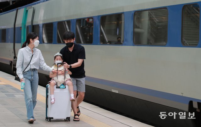 추석 연휴를 앞둔 17일 오전 한 가족이 고향 가는 기차로 향하고 있다.