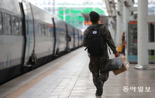 추석 연휴를 앞둔 17일 오전, 서울역에서 한 군인이 고향에 내려가는 기차를 타기 위해 이동하고 있다.
