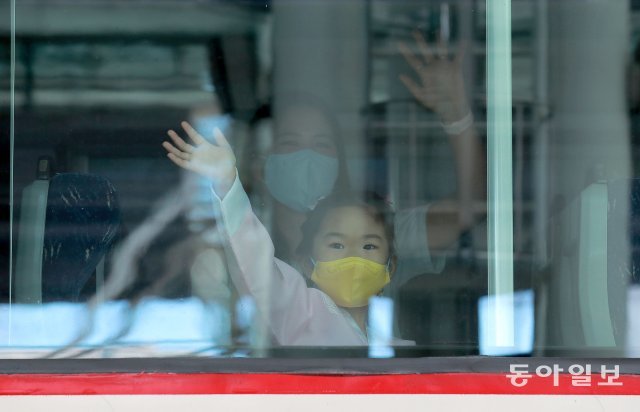 추석 연휴를 앞둔 17일 오전, 서울역에서 부산으로 내려가는 한 모녀가 기차에 탑승하고 있다. 카메라를 향해 손을 흔들고 있다.