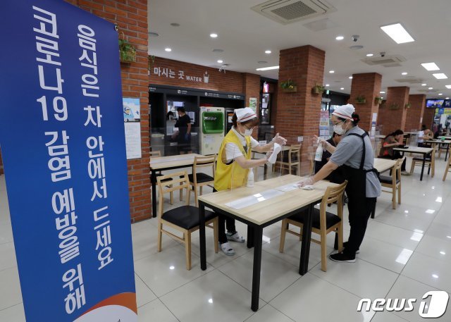 경기도 용인시 용인휴게소(인천방향) 푸드코너에서 관계자들이 코로나19 예방을 위해 방역작업을 하고 있다./뉴스1 © News1