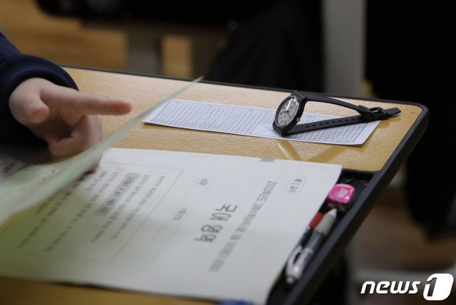 지난 1일 서울 한 고등학교 3학년 교실에서 한국교육과정평가원(평가원) 주관 9월 모의평가가 진행되고 있다. /뉴스1 © News1