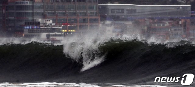 제14호 태풍 ‘찬투’가 북상 중인 17일 오후 부산 해운대해수욕장에서 파도가 높게 일고 있다. 2021.9.17/뉴스1 © News1
