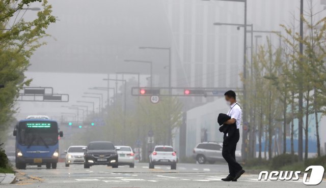 일교차가 커지면서 세종시 일대에 짙은 안개가 발생한 9일 정부세종청사에서 직장인이 출근을 하고 있다. 2021.9.9/뉴스1 © News1