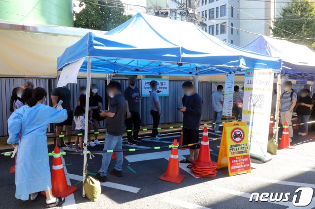 추석 연휴 첫날인 18일 오전 서울 중구 보건소 신종 코로나바이러스 감염증(코로나19) 선별진료소에서 시민들이 검사를 기다리고 있다. 2021.9.18/뉴스1 © News1